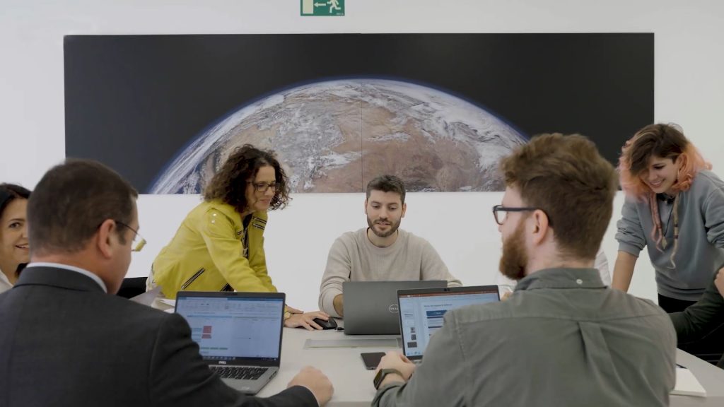 Equipo de personas de Sener trabajando