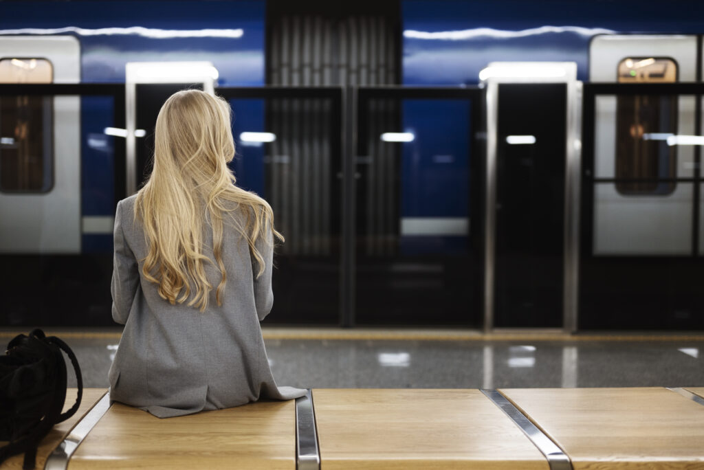 Personas viajando en metro